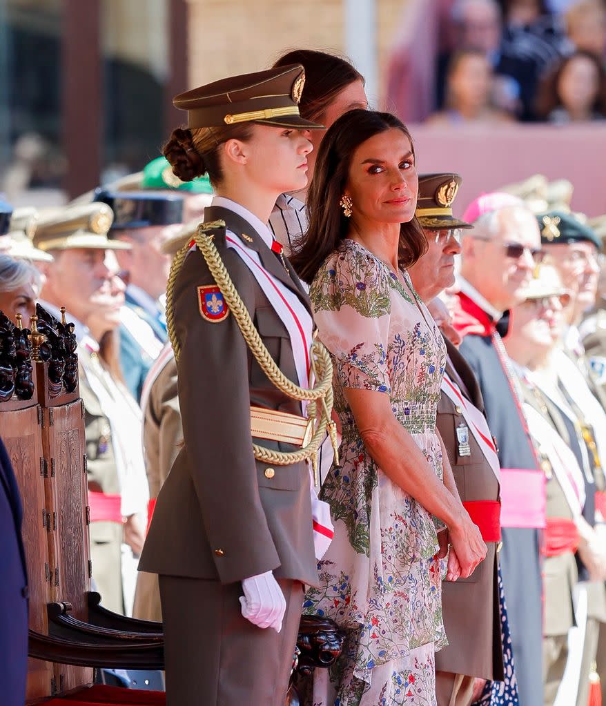 La reina Letizia y la princesa Leonor durante la entrega de los despachos de empleo en la academia general militar de Zaragoza, el 3 de julio de 2024