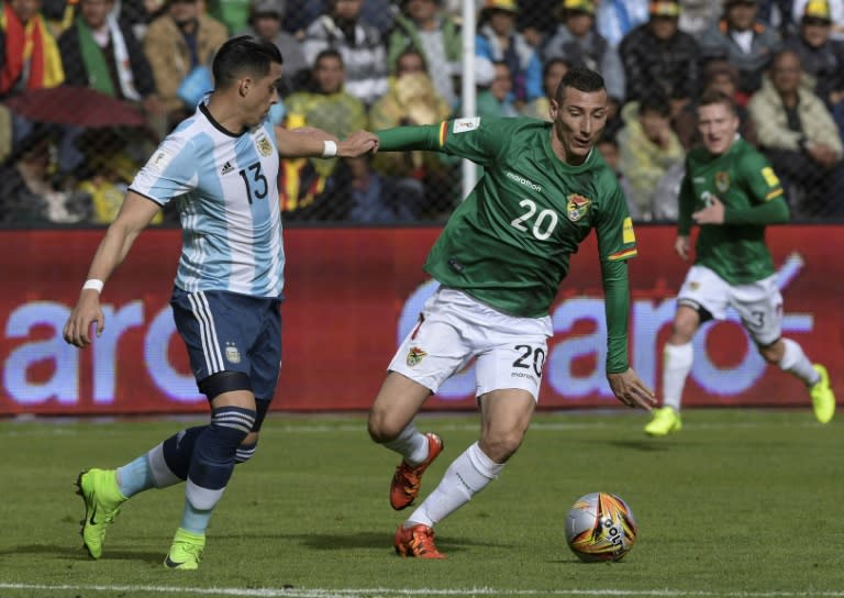 Argentina's Ramiro Funes Mori (L) and Bolivia's Pablo Escobar vie for the ball during their 2018 FIFA World Cup qualifier in La Paz, on March 28, 2017