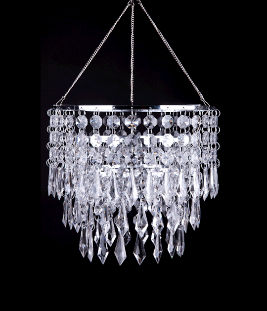 Ce petit chandelier surprenant peut être utilisé avec un petit kit ou seul, permettant ainsi aux cristaux de se réfléchir et de scintiller d’une lumière naturelle.