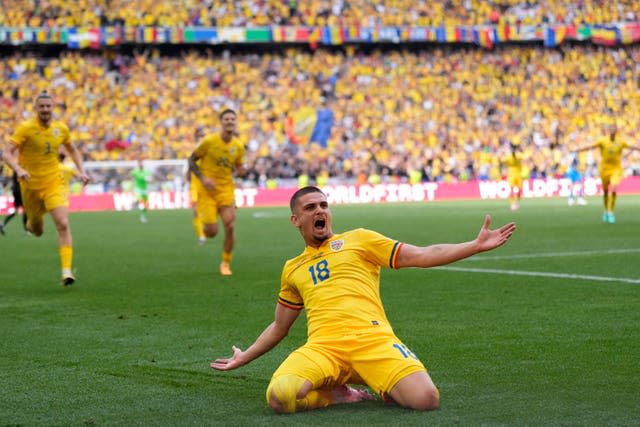 Românul Răzvan Marin sărbătorește marcarea celui de-al doilea gol al echipei sale în victoria cu 3-0 în fața Ucrainei