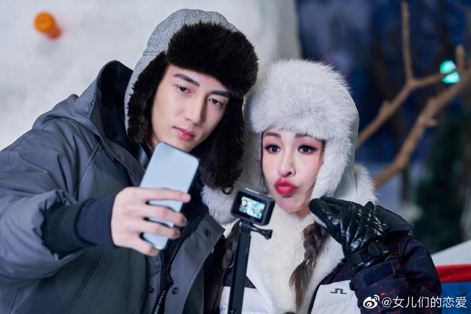 ▲蕭亞軒和黃皓在電視節上秀恩愛，兩人一起去玩雪。（圖／《女兒們的戀愛微博》）