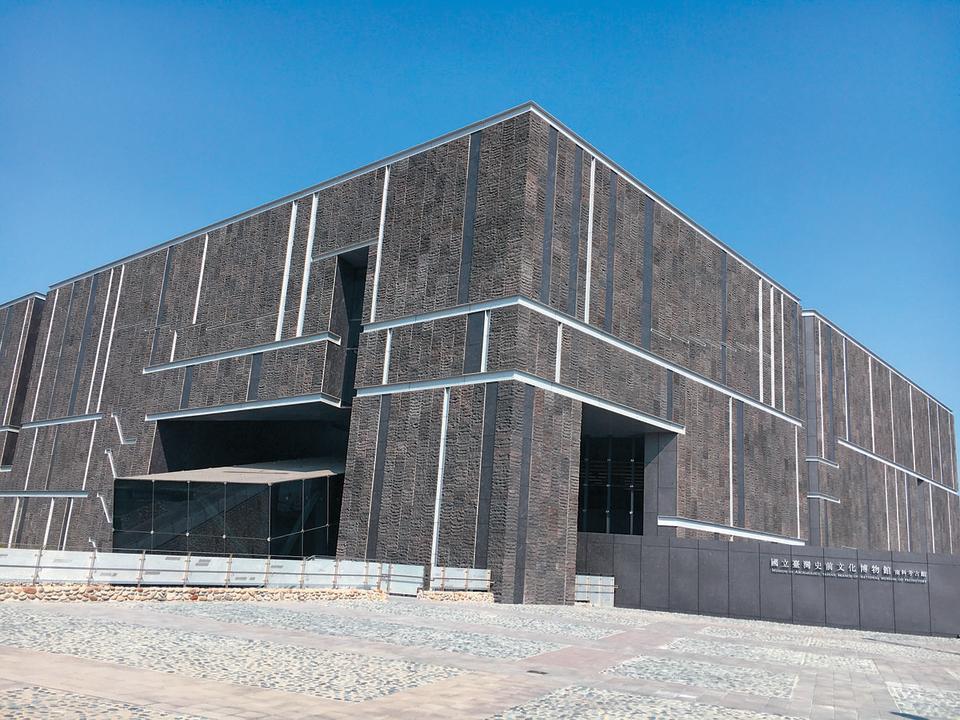 南科考古館坐落在科學園區，外觀為立方體鐵灰色建築。