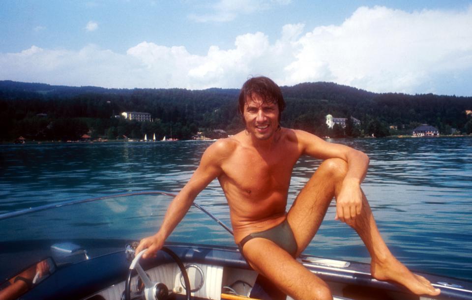 Udo Jürgens in Badehose, auf einem Motorboot. 