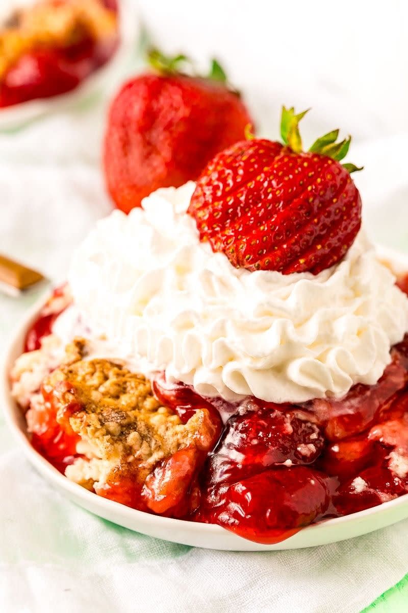 summer slow cooker recipes strawberry dump cake