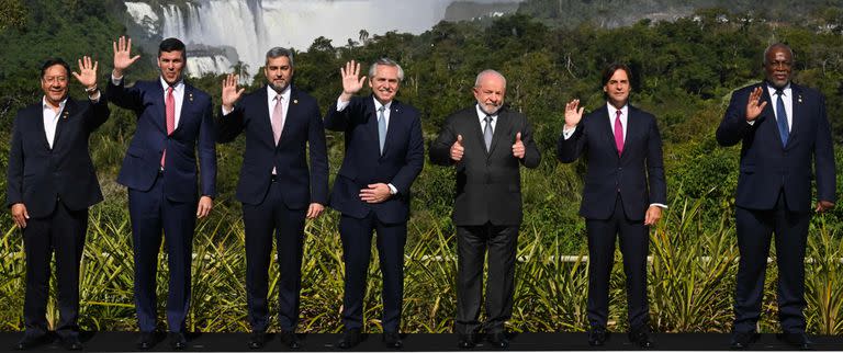 El presidente de Bolivia, Luis Arce; el presidente electo de Paraguay, Santiago Peña; el presidente de Paraguay, Mario Abdo Benítez; el presidente de Argentina, Alberto Fernández; el presidente de Brasil, Luiz Inácio Lula da Silva; el presidente de Uruguay, Luis Lacalle Pou; y el primer ministro de Guyana, Mark Phillips, en la Cumbre de Jefes de Estado de Mercosur y Estados Asociados en Puerto Iguazú, el 4 de julio de 2023. 