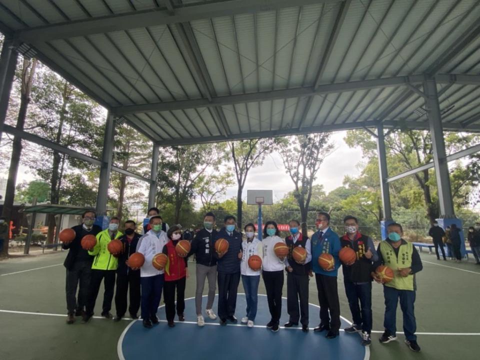 市長黃偉哲與來賓手持籃球，為風雨籃球場揭幕，並與區民一同歡慶。 （記者張淑娟攝）
