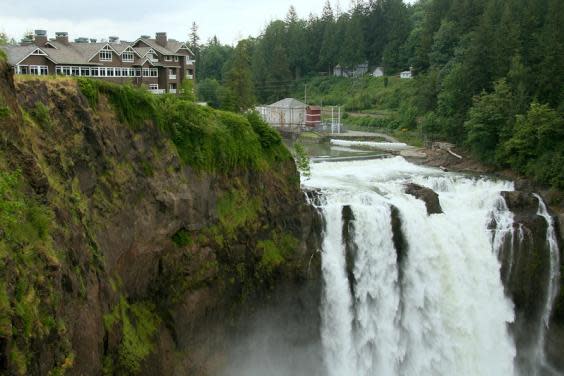 The Great Northern Hotel and the neighbouring falls (Flickr/orvalrochefort)