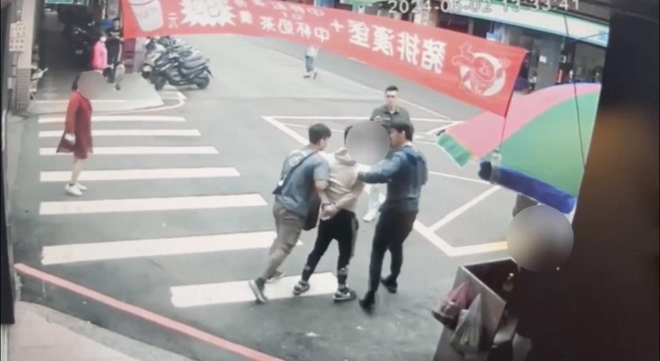 萬華警壓制車手逮捕上警車畫面。（圖/記者 張泓笙翻攝）
