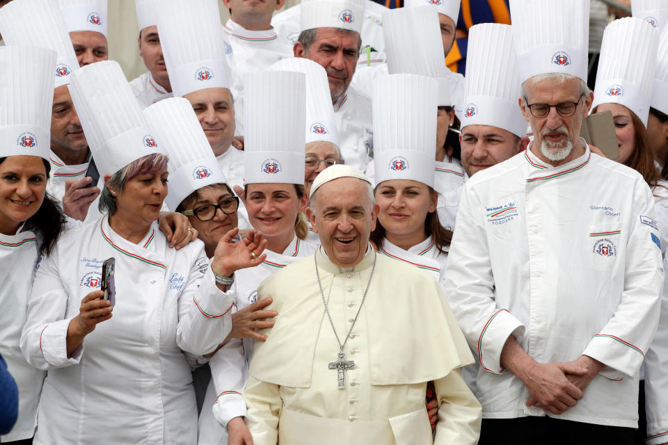 <p>Papst Franziskus posiert während seiner wöchentlichen Generalaudienz am Petersplatz im Vatikan mit einer Gruppe von Köchen aus der Toskana. (Bild: AP Photo/Andrew Medichini) </p>