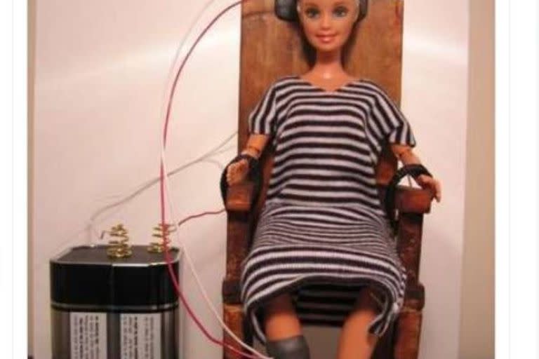 El tuit de una usuaria que compartió a la Barbie en la silla eléctrica como un comentario en relación a la película de la muñeca se viralizó rápidamente y trajo de vuelta a la popularidad a esta versión del personaje