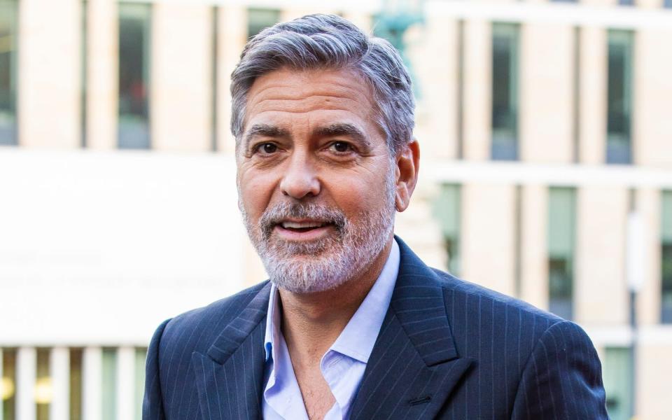 Was, dieser Mann ist wirklich schon 61 Jahre alt? Kaum zu glauben, schließlich verfallen beim Anblick von George Clooney noch immer reihenweise Frauen in Schnappatmung. Trotz grauer Haare und mittlerweile nicht zu übersehender Falten verkörpert er einen reifen Typ Mann, der zeigt, wie man in Würde altert. (Bild: Getty Images/Duncan McGlynn)