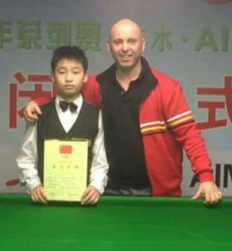Si Jiahui pictured with his youth coach Roger Leighton (supplied)