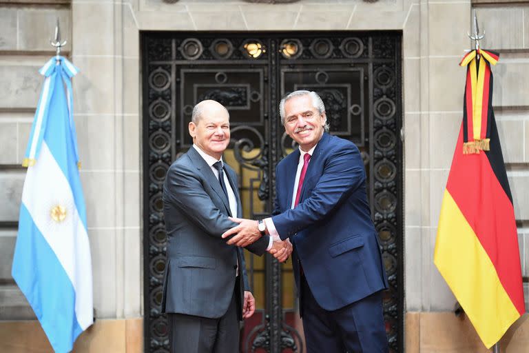 28/01/2023 El presidente de Argentina, Alberto Fernández, y el canciller de Alemania, Olaf Scholz.  El presidente de Argentina, Alberto Fernández, ha afirmado en una rueda de prensa que Argentina y América Latina enviarán armamento a Ucrania para combatir la invasión rusa, tras su reunión bilateral con el canciller de Alemania, Olaf Scholz, este sábado.  POLITICA MARIA EUGENIA CERUTTI (GOBIERNO ARGENTINA)