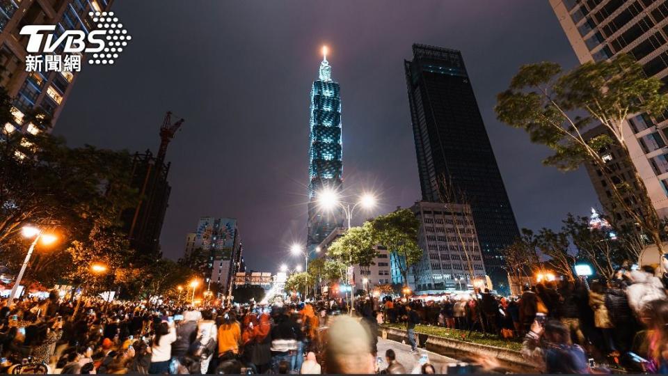 跨年煙火總是吸引大批人潮到場觀賞。（示意圖／shutterstock達志影像）