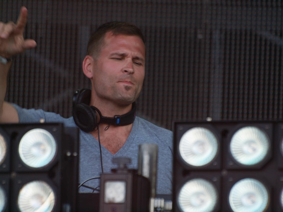 <p>Kaskade heißt mit richtigem Namen Ryan Gary Raddon, ist 47 Jahre alt und kommt aus Chicago. Neben zahlreichen herausgebrachten Alben tritt er auch regelmäßig auf Festivals auf und hat auf diese Weise zwischen 2017 und 2018 13,5 Millionen US-Dollar eingenommen. </p>