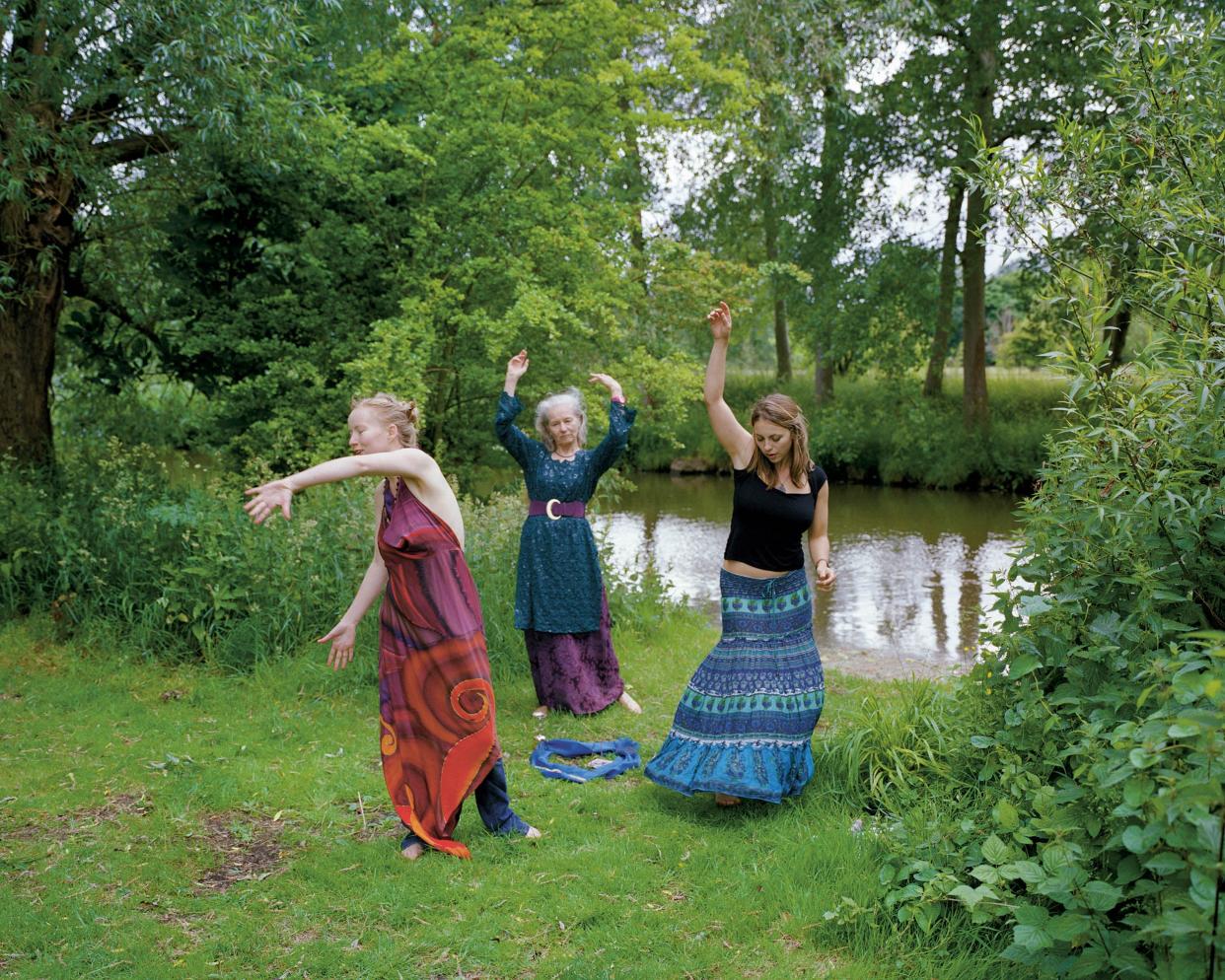 <p>Pagan river ritual 23/06/2013, 6.30pm Oxford 3 varies 51°45’07.2”N 1°14’34.6”W fine</p> (© Chloe Dewe Mathews 2021, courtesy Loose Joints)