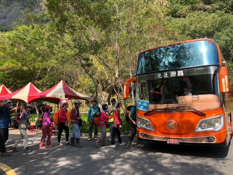 太魯閣推春節免費遊園專車  暢遊景點 太魯閣國家公園管理處在春節期間推出免費遊園專 車，規劃3條路線，讓遊客暢遊天祥、燕子口、九曲 洞、長春祠等景點。 （太魯閣國家公園管理處提供） 中央社記者李先鳳傳真  113年1月23日 