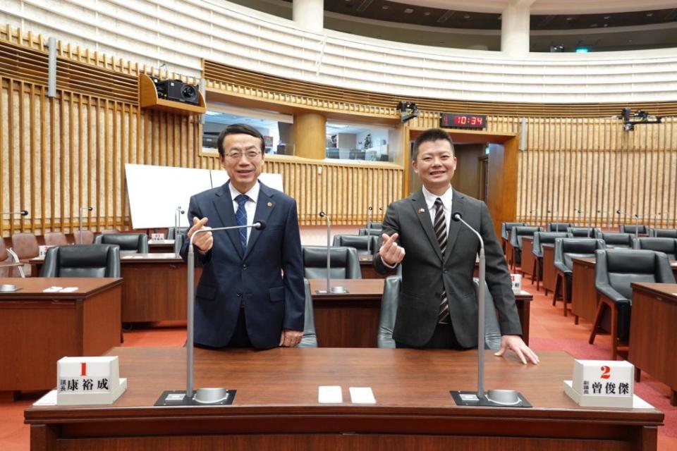 韓國仁川廣域市議會議長許植一行9日拜訪高雄市議會，受到副議長曾俊傑熱情款待。（記者吳文欽攝）
