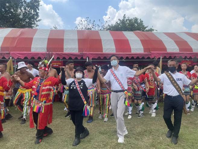 國民黨桃園市長參選人張善政(右二)參加大溪原住民豐年祭。(呂筱蟬攝)