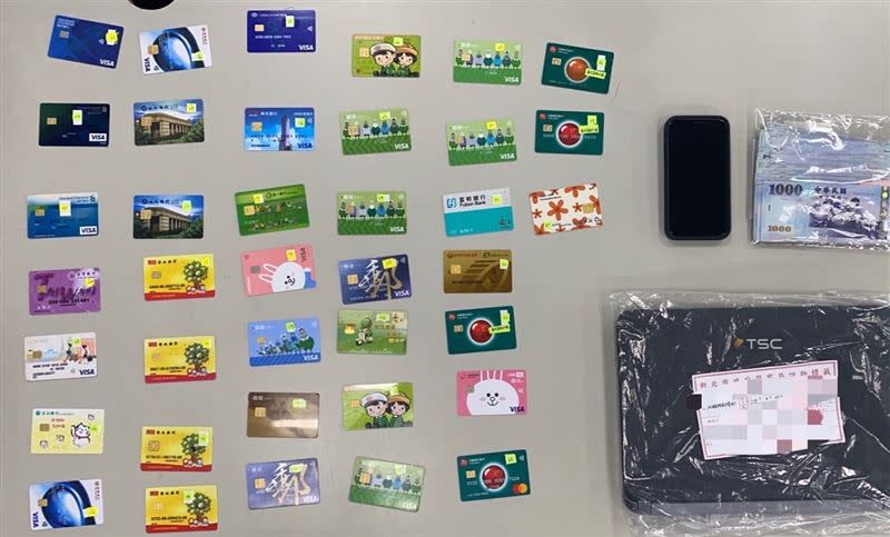 警方查獲在趙男身上的38張提款卡。（圖／翻攝畫面）