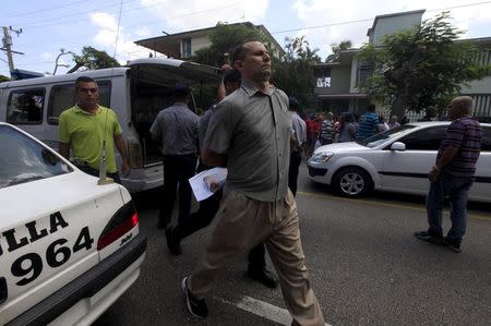 Cuban dissident Jose Daniel Ferrer, is detained by Cuban security personnel after a march protest of The Ladies in White group, in Havana September 13, 2015. REUTERS/Enrique de la Osa