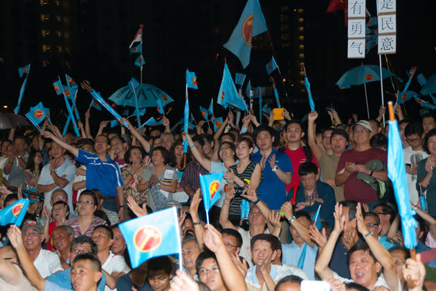 Supporters wave flags of different sizes enthusiastically at the rally. (Yahoo! photo)