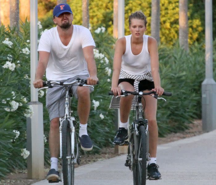 Leo DiCaprio y Toni Garrn montando en bicicleta