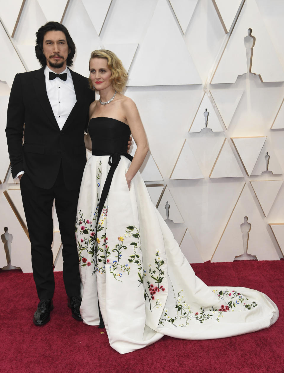 Adam Driver, nominado por su papel en ‘Historia de un matrimonio’ (2019), posó ante los fotógrafos con su esposa Joanne Tucker, que lució un vestido con bordados florales en la falda. (Foto: Richard Shotwell / Invision / AP).