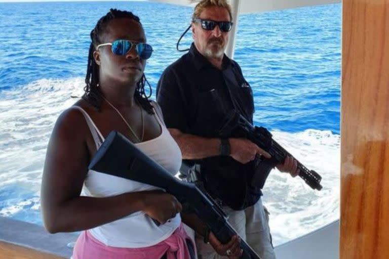 John McAfee, el excéntrico multimillonario creador del pionero antivirus que lleva su apellido, pasó más de 7 meses en su yate de lujo con sus perros, su esposa, sus guardaespaldas, asesores y armas por el Caribe.