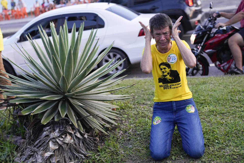 Manifestantes estão sendo retirados pelas PMs; quem fica, é multado (AP Photo/Silvia Izquierdo)