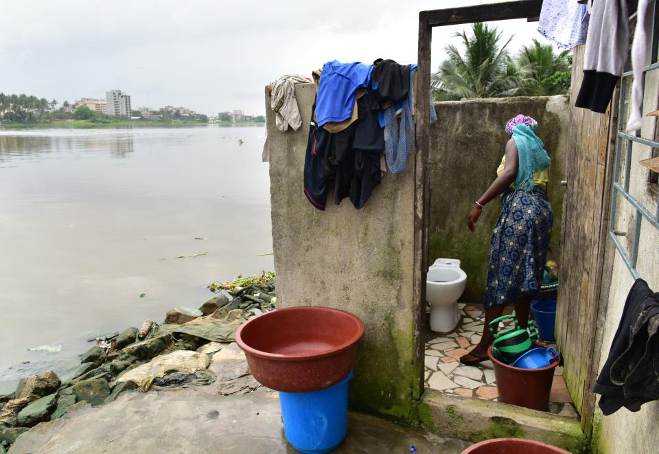 <p>Toilet cleaning in an impoverished neighborhood in Abidjan, Ivory Coast. (Photo: Issouf Sanogo/AFP/Getty Images) </p>