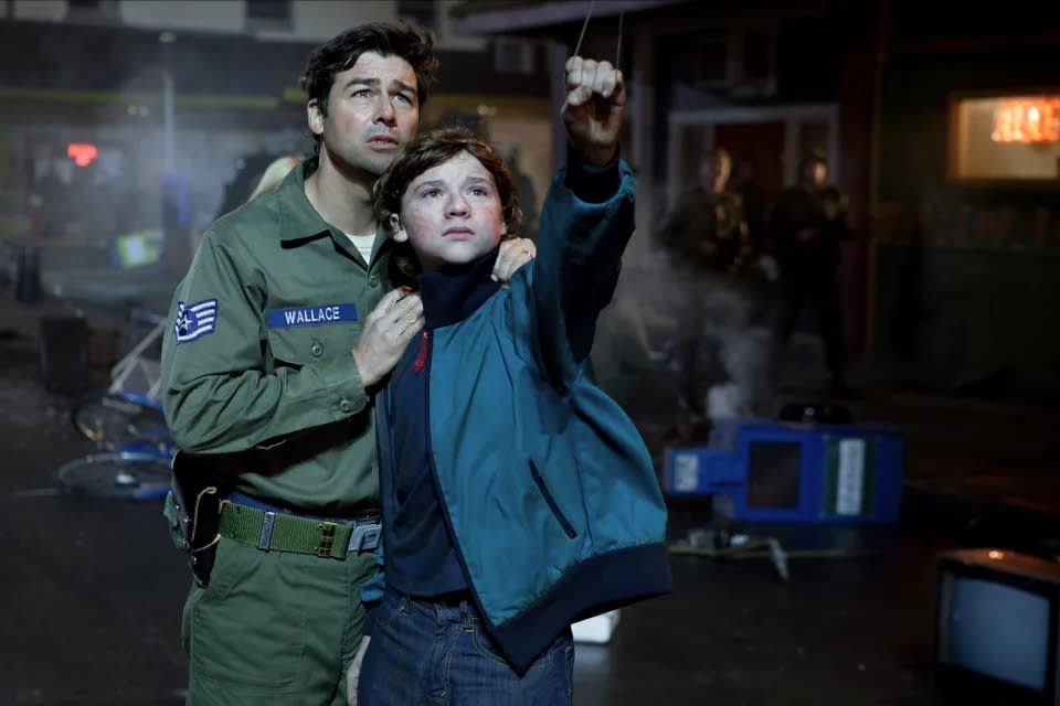 Kyle Chandler und Joel Courtney in „Super 8“ von 2011. (Alamy)