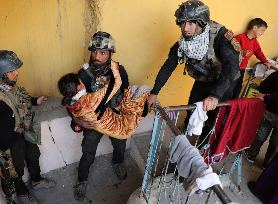 An Iraqi special forces soldier carries a woman injured during a battle between Iraqi forces and Islamic State fighters in Mosul, Iraq February 28, 2017. (Photo: Goran Tomasevic/Reuters)