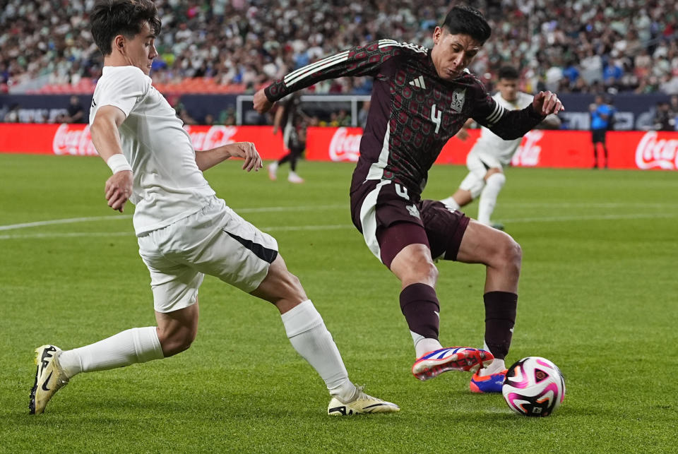 El delantero de Uruguay Facundo Pellistri, izquierda, lucha por la pelota contra el volante mexicano Edson Álvarez en un partido amistoso internacional, miércoles 5 de junio de 2024, en Denver. (AP Foto/David Zalubowski)