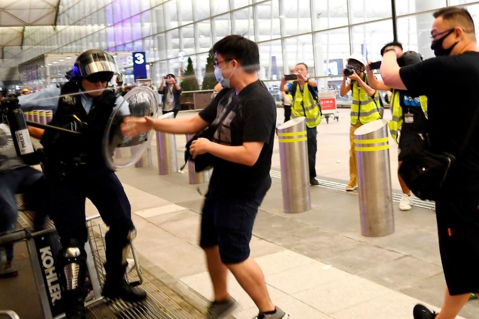 警方拘5人涉機場衝突 稱有警員被搶警棍及襲擊後拔槍  (Getty Images)