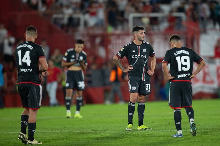 La derrota se expresa en los gestos de los jugadores de River