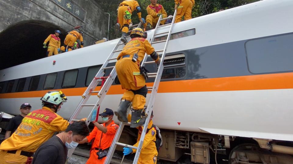 台鐵太魯閣號發生出軌意外釀多人傷亡。   圖：基隆市消防局／提供(資料照)