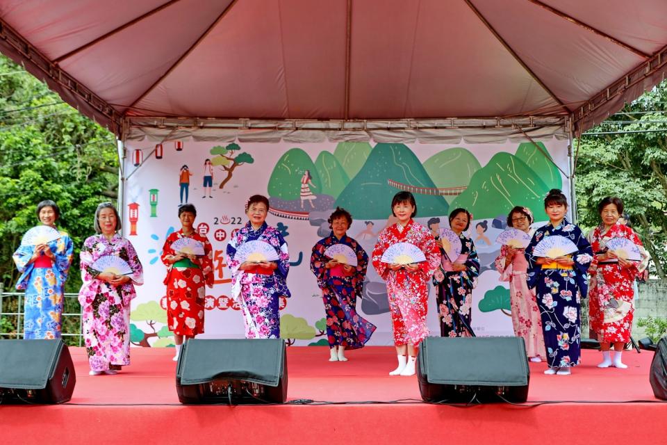 嶺東樂齡學員表演「下北澤音頭」日式迎賓舞。   嶺東科大/提供