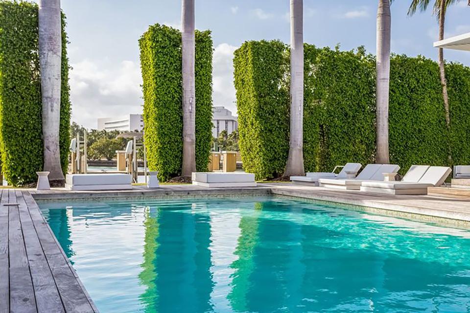 casa de shakir en miami con piscina decorada en estilo minimalista y una gran piscina