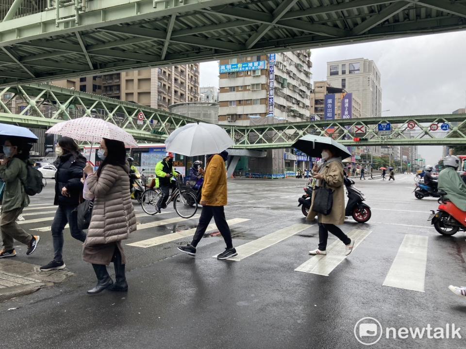 今(1)日華南雲雨區東移，台灣中部以北、東北部地區及澎湖有陣雨。   圖：林岑韋／攝(資料照)