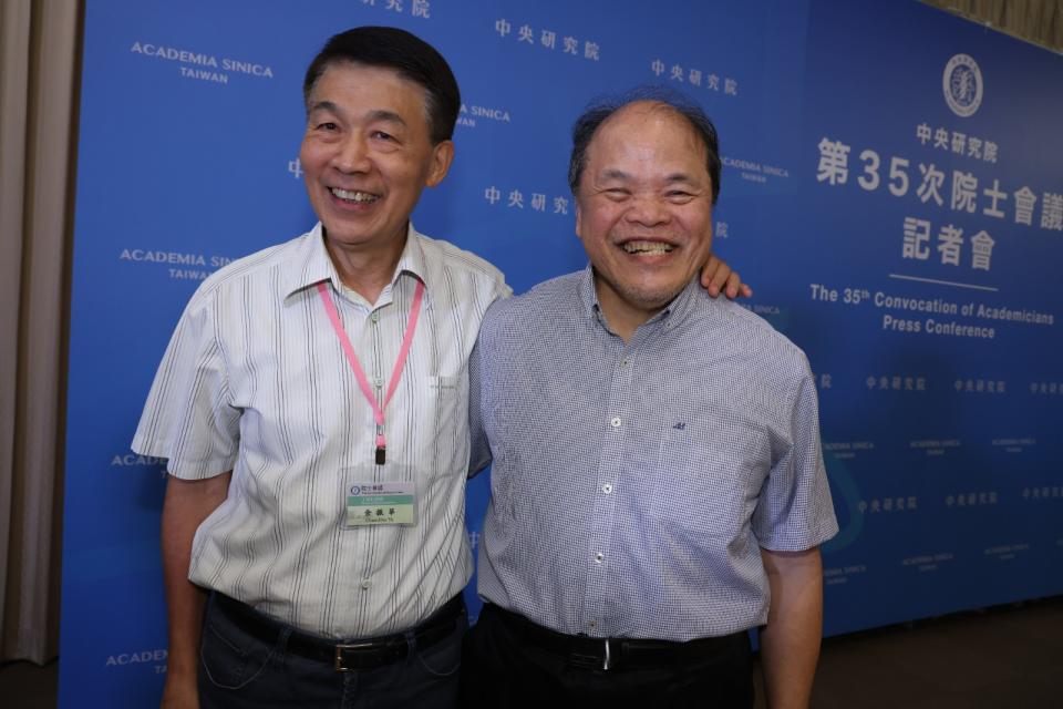 新科院士余振華（左）與黃一農（右）為清華大學同學。廖瑞祥攝