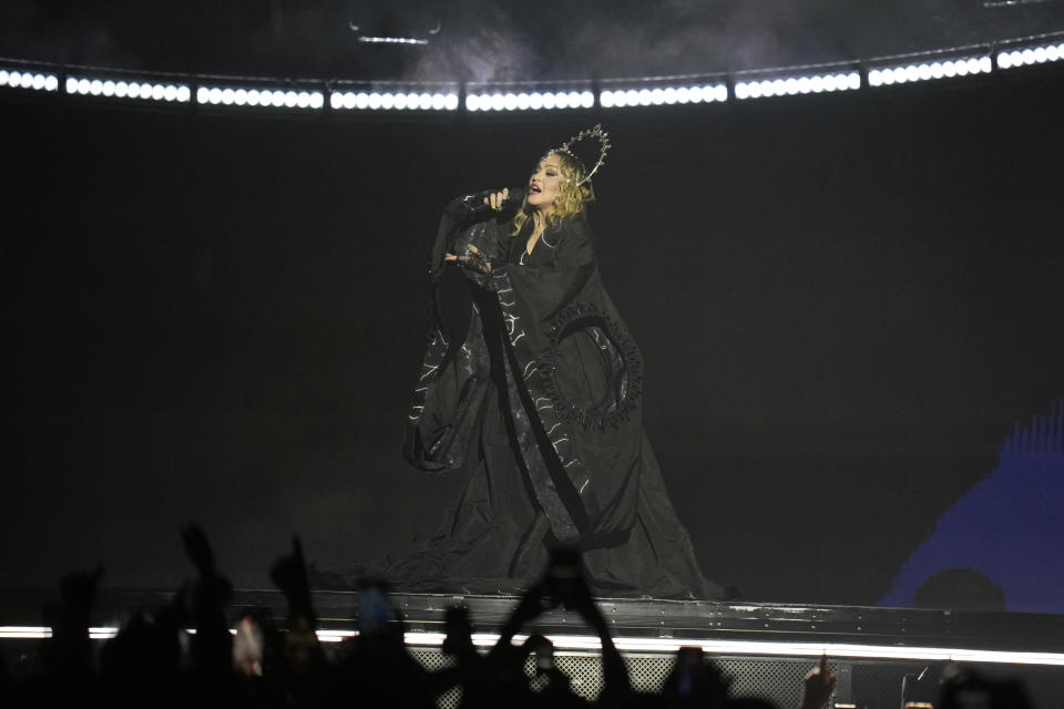 Madonna se presenta en el último concierto de The Celebration Tour, en la playa de Copacabana en Río de Janeiro, Brasil, el sábado 4 de mayo de 2024. (Foto AP/Silvia Izquierdo)