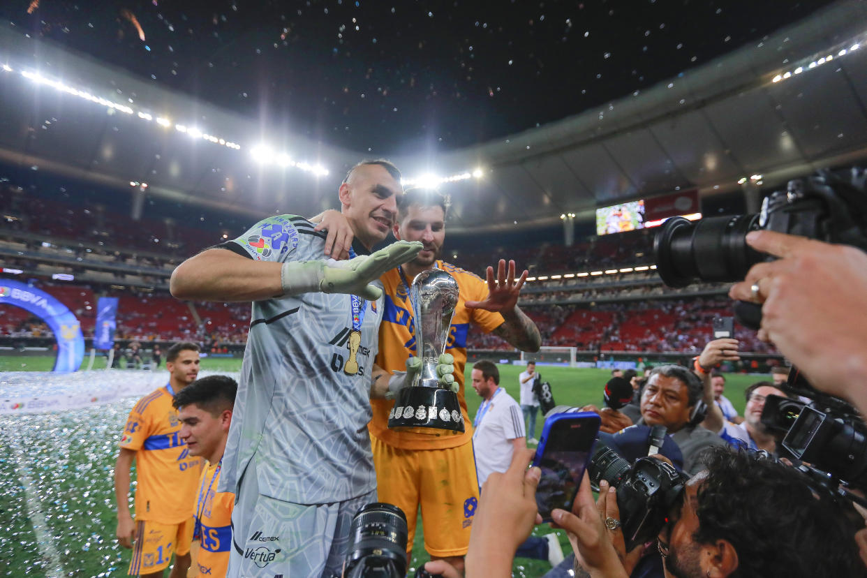 Nahuel Guzmán junto a Gignac festejando la obtención del título ante Chivas en el Akron. (César Gómez/Jam Media/Getty Images)