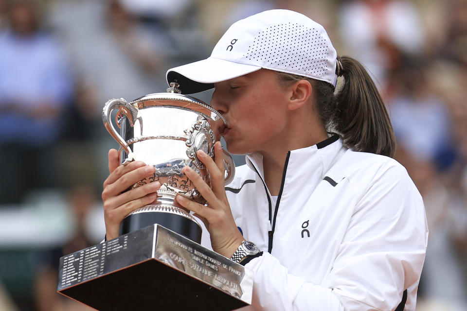 La polaca Iga Swiatek besa el trofeo mientras celebra el título del Abierto de Francia tras derrotar en la final a la checa Karolina Muchova, el sábado 10 de junio de 2023, en París. (AP Foto/Aurelien Morissard)