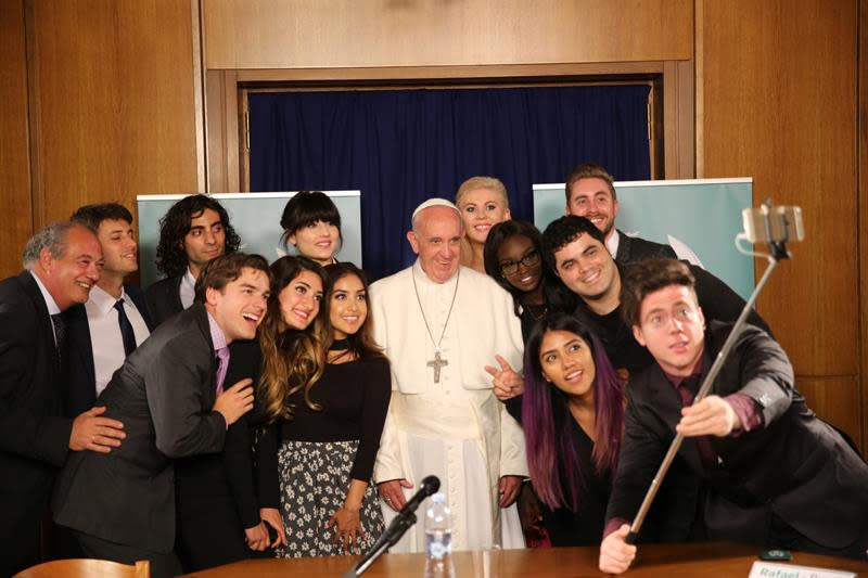 El Papa Francisco se reunió durante una hora con 12 youtubers de cuatro continentes que, juntos, suman mas de 27 millones de suscriptores a nivel mundial (Foto: Scholas Occurrentes vía EFE)
