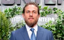 Auch er verlor seinen Geruchs- und Geschmackssinn, ansonsten sei er nur "ein bisschen müde" gewesen: Die Corona-Erkrankung von "Sons of Anarchy"-Star Charlie Hunnam war nicht "akut", wie er in der Talkshow von Jimmy Kimmel berichtete. (Bild: Samuel de Roman/Getty Images for Netflix)