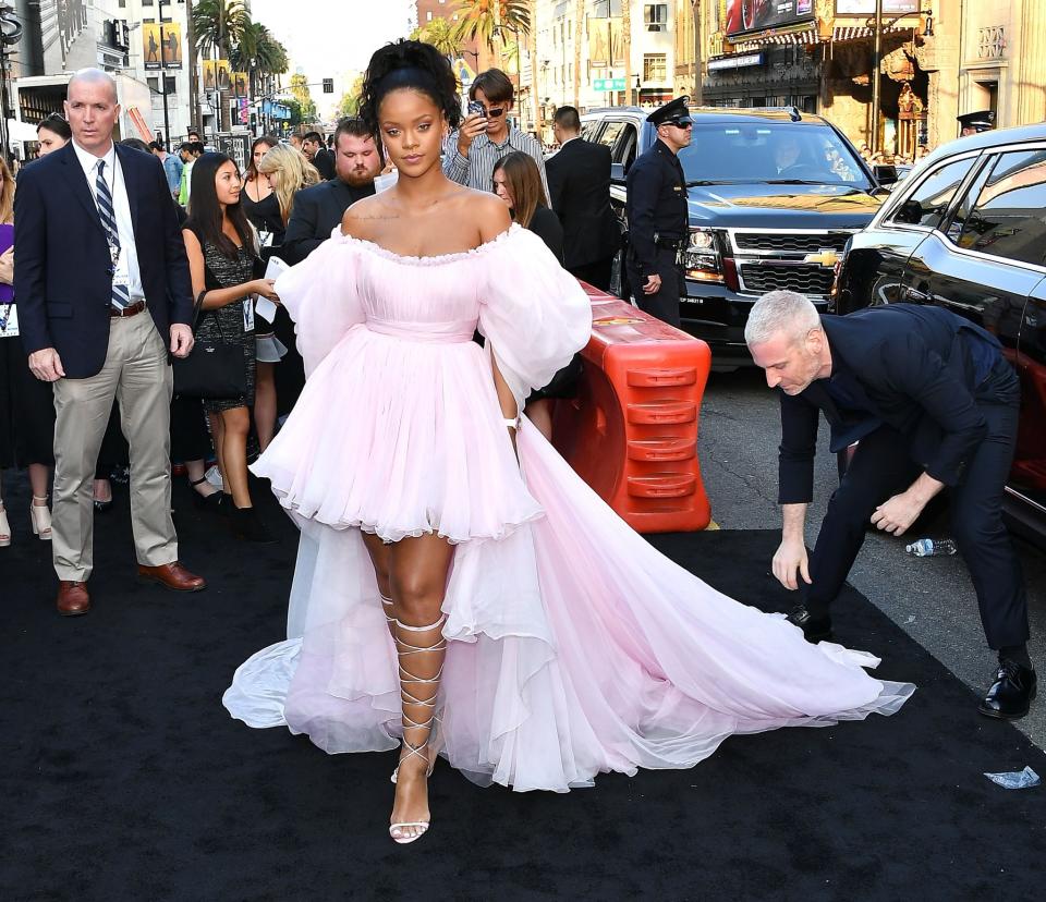 Rihanna tiene un problema con la cola de su vestido en la premiere de su película