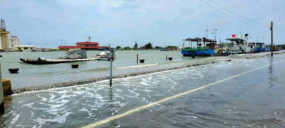 雲林縣口湖鄉爆發近20年來最嚴重海水倒灌。翻攝王溪邊臉書