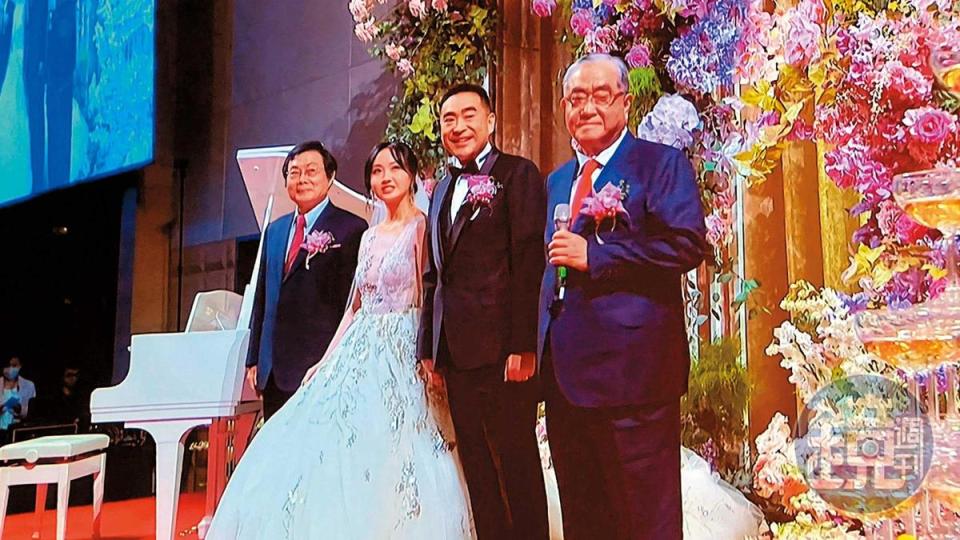 林知延今年一口氣完成結婚、生子的人生大事，讓老爸林明成好欣慰。左一為新娘父親林水龍。（讀者提供）