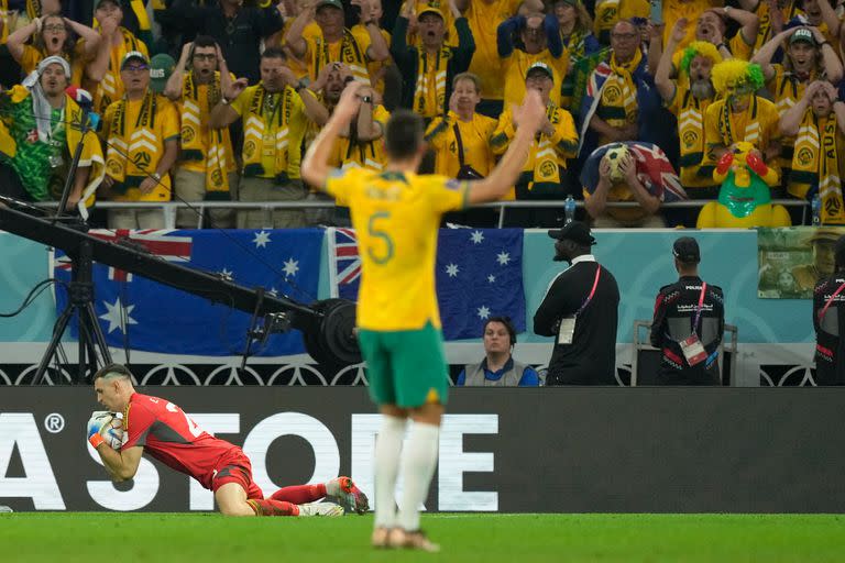 La atajada "milagrosa" de Emiliano Martínez sobre el final del partido la sufren los australianos, que no pueden creer que el arquero evitó el empate.